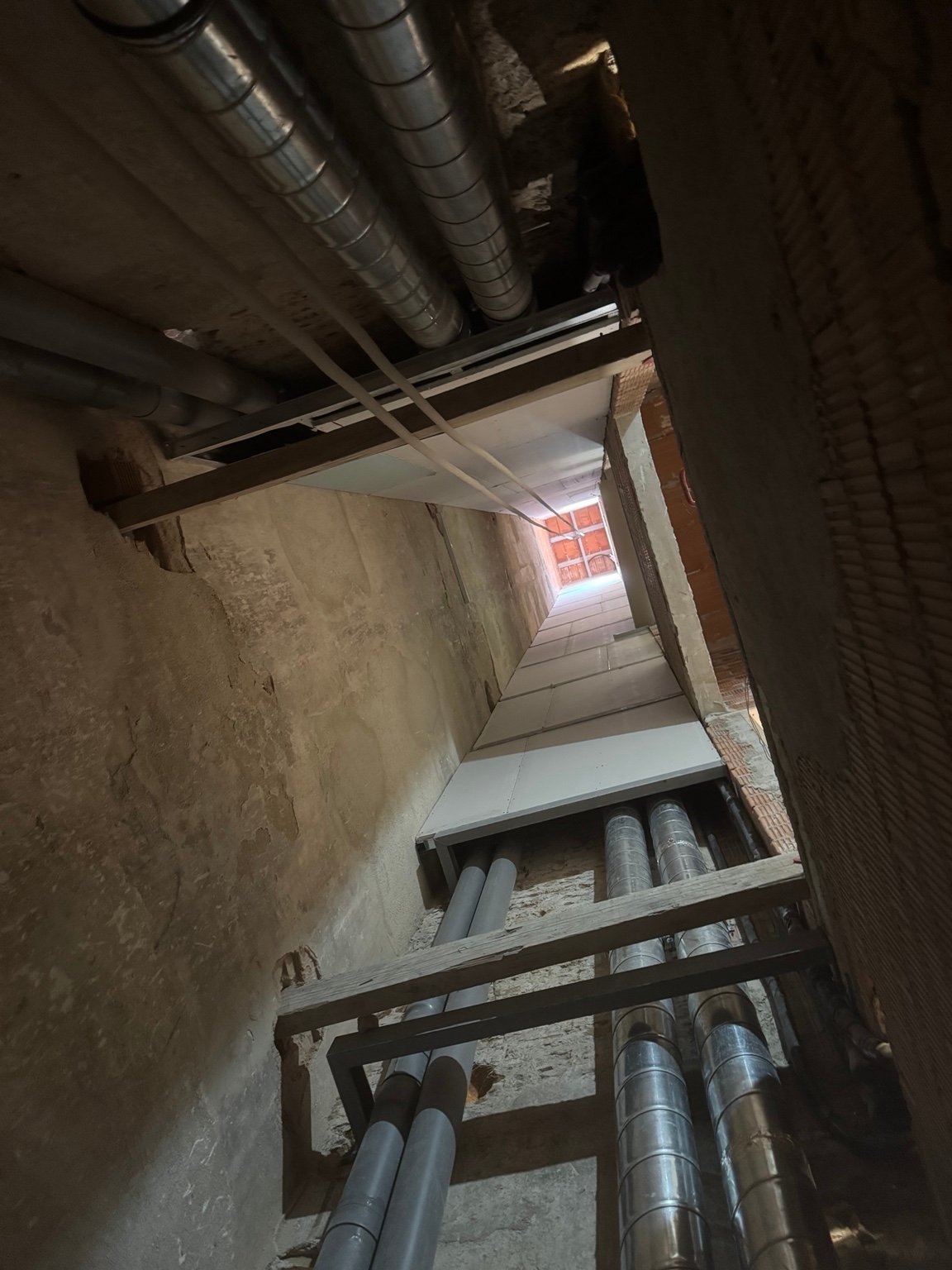 Trabajos de reforma y preparación de superficies en patio exterior